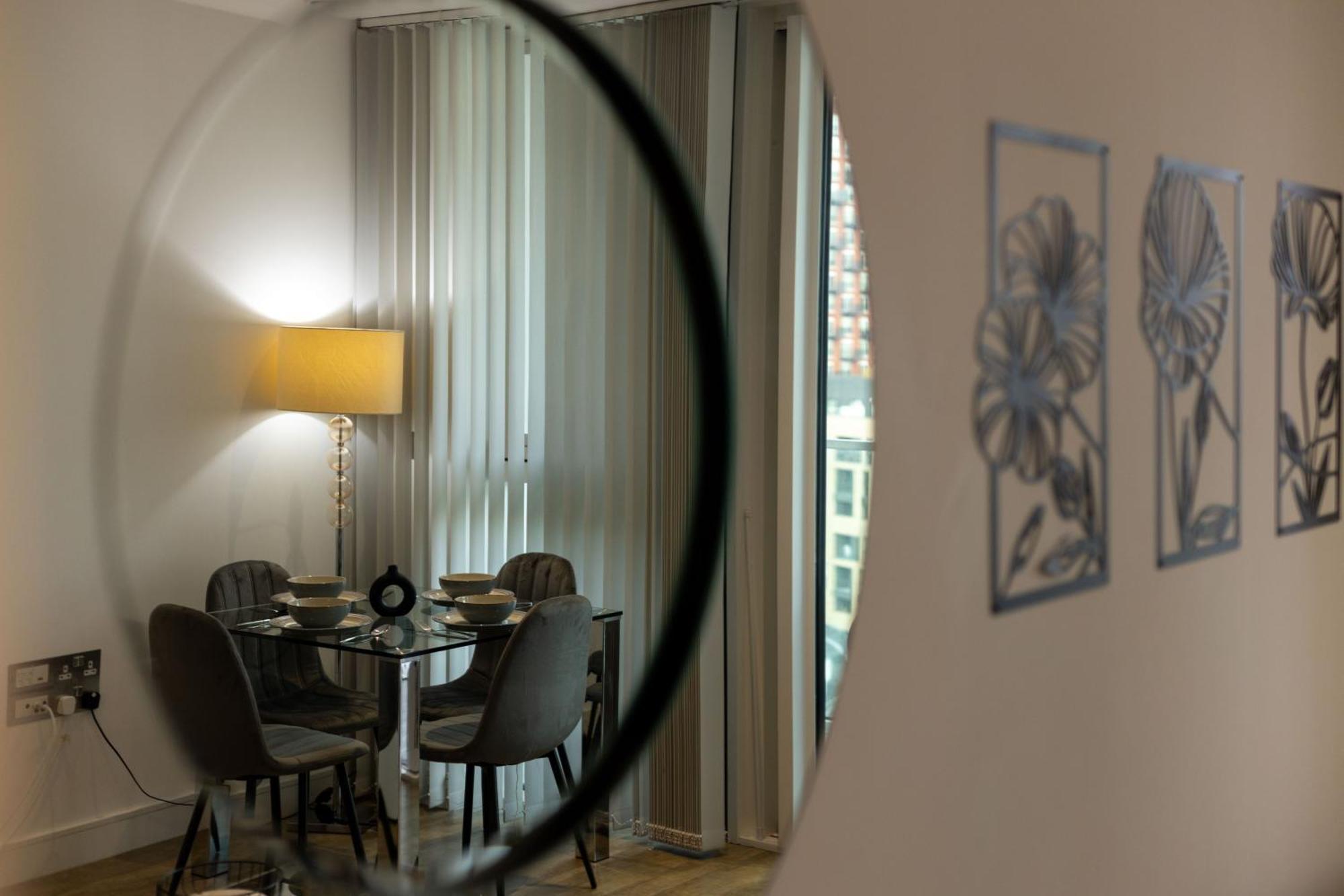 Stylish And Spacious- One Bed In Nine Elms * Londen
