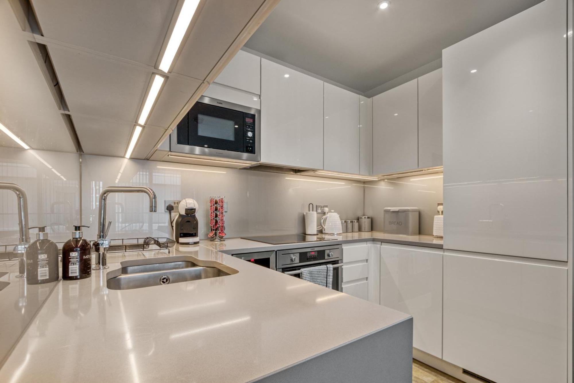 Stylish And Spacious- One Bed In Nine Elms Appartement *