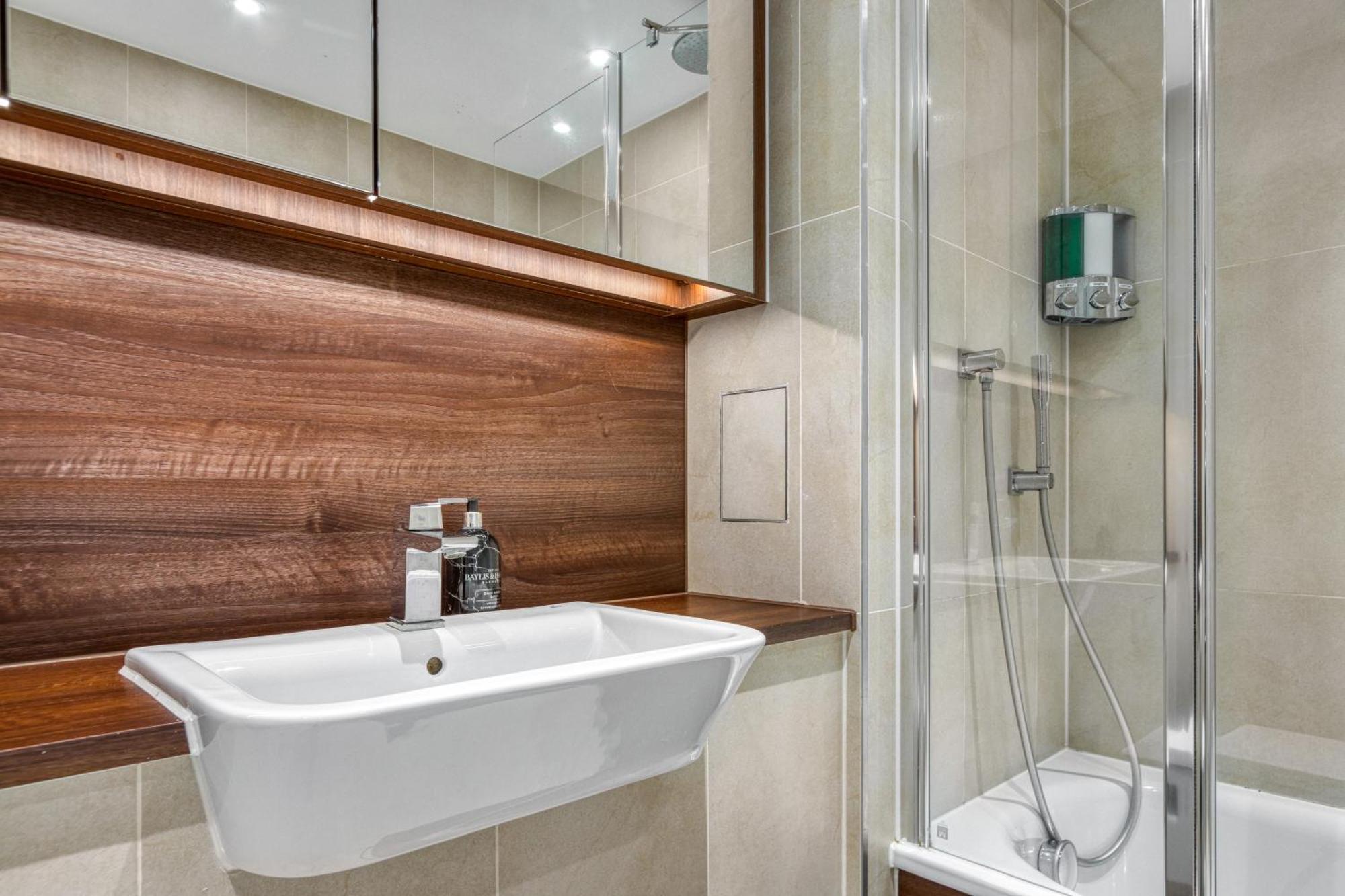 Appartement Stylish And Spacious- One Bed In Nine Elms Londen