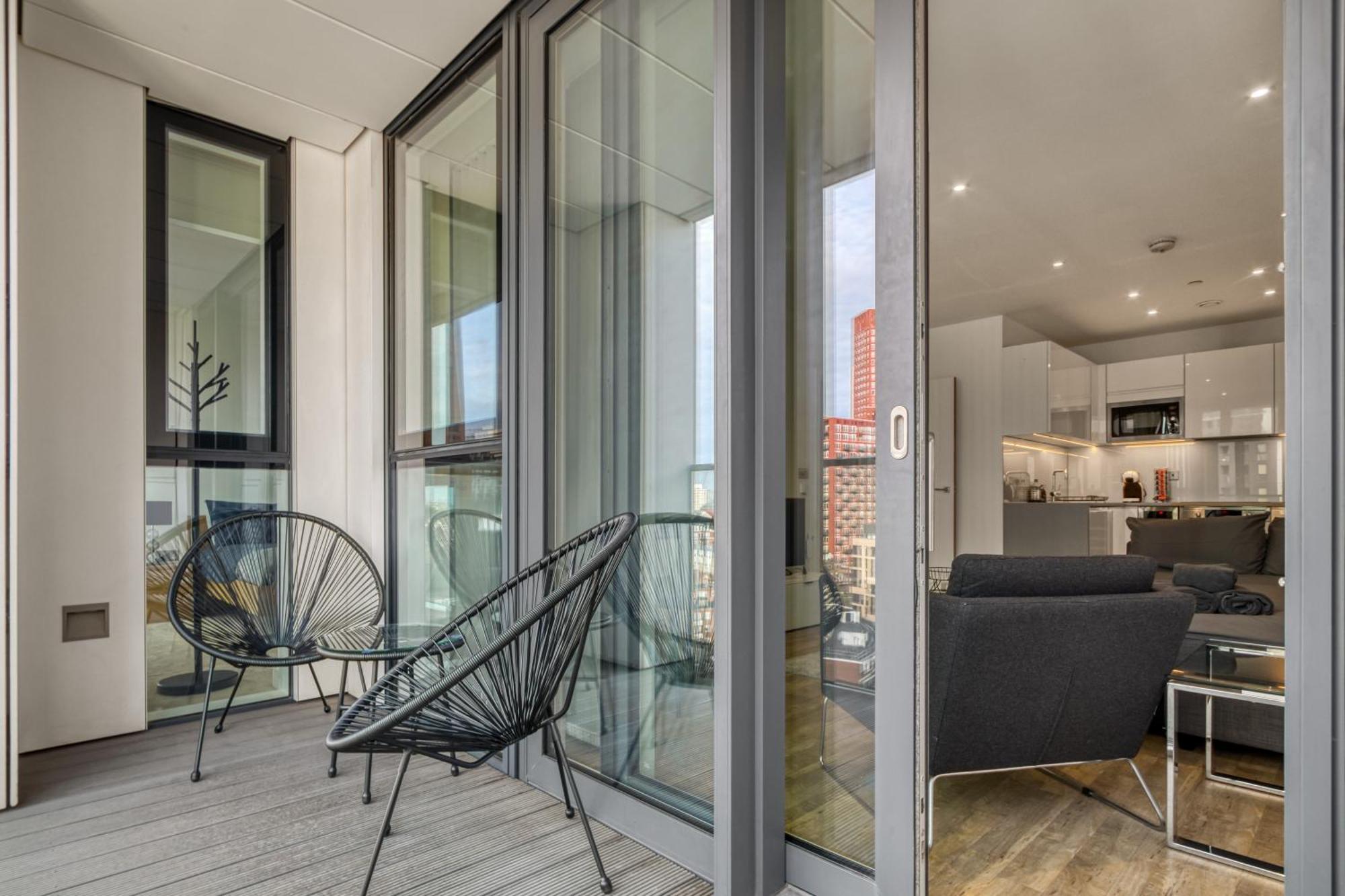Stylish And Spacious- One Bed In Nine Elms * Londen