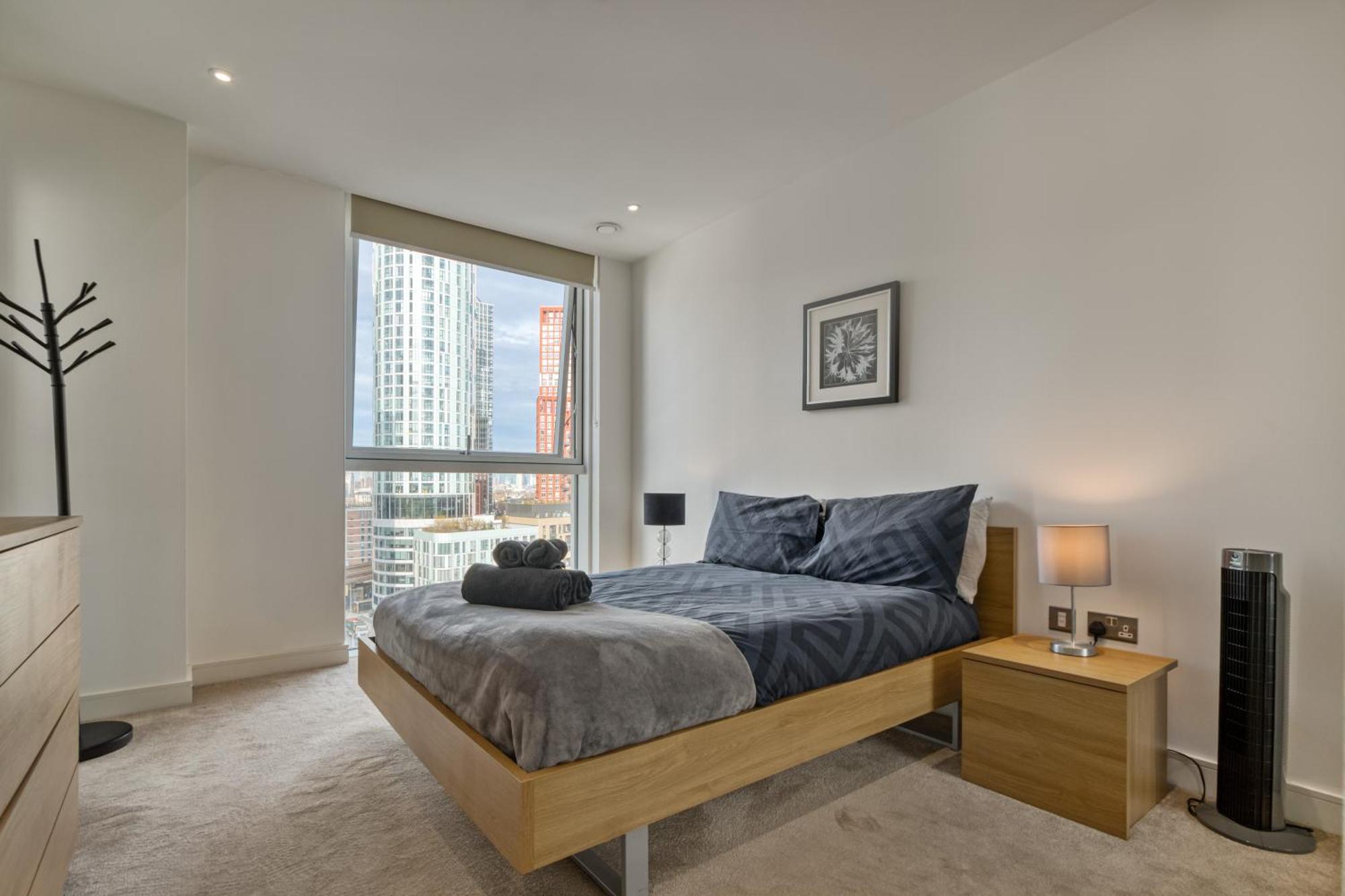 Stylish And Spacious- One Bed In Nine Elms * Londen